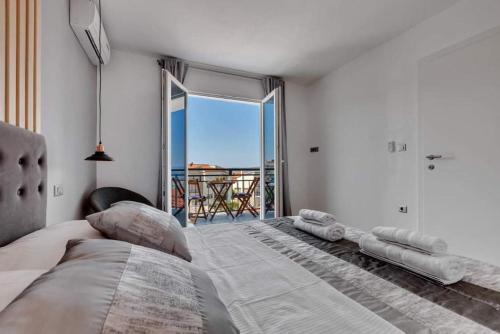 Un pat sau paturi într-o cameră la Apartments Rose