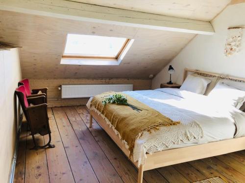 a bedroom with a large bed in a attic at Logies Lapin in Antwerp