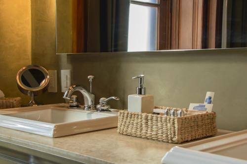 eine Badezimmertheke mit einem Waschbecken und einem Spiegel in der Unterkunft Casa Grande Hotel Boutique in Morelia