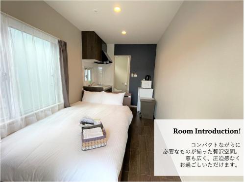 una habitación de hotel con 2 camas con una bolsa. en T&T Villa 宮古島, en Isla Miyako