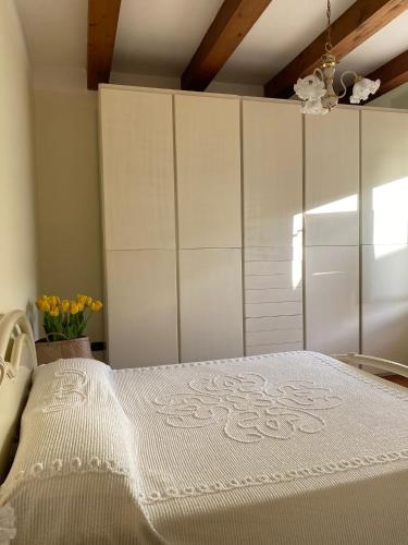 een slaapkamer met een bed en een witte kast bij Appartamento F&M in Castelnuovo Magra