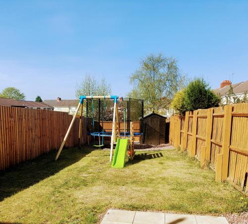 Gallery image of Spacious 3 bed house, great for FAMILIES and CONTRACTORS, sleeps 5 plus FREE Parking - Triumph Serviced Accommodation Wolverhampton in Wolverhampton