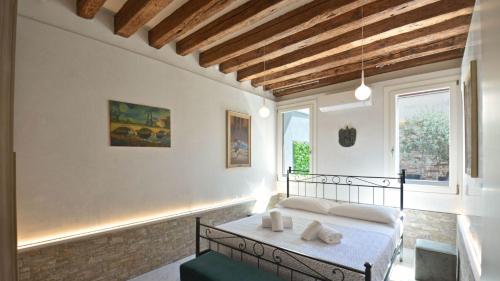 a bedroom with a bed and a window at Corte dei Greci in Venice