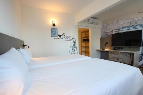 Cama ou camas em um quarto em ibis Styles Buenos Aires Florida