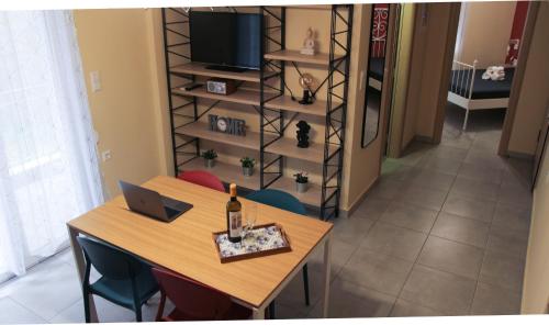- une table à manger avec un ordinateur portable et des chaises dans l'établissement The Romantic Traveller I, à Kavala