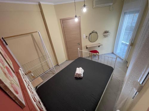 una camera con letto, tavolo e specchio di The Romantic Traveller I a Kavala