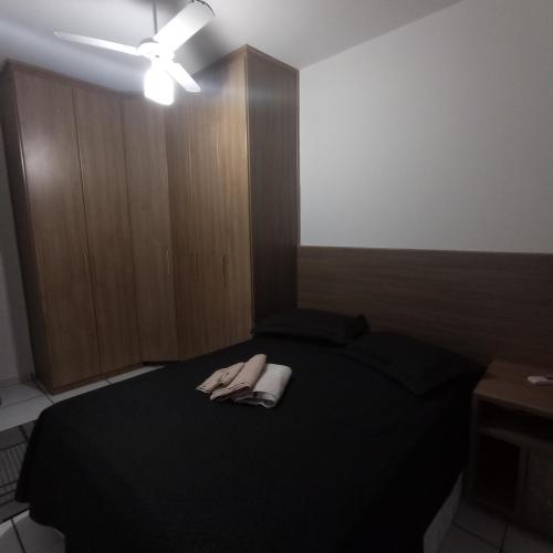 カンポス・ドス・ゴイタカゼスにあるApto Carioca Shoppingのベッドルーム1室(ベッド1台、タオル2枚付)
