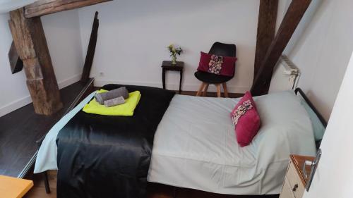 - une chambre avec un grand lit et des oreillers dans l'établissement Salardine Apartments - Duplex with Modern Touch, à Châlus