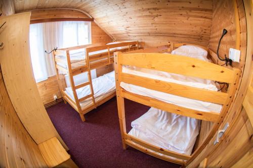 Uma ou mais camas em beliche num quarto em Chata Severák