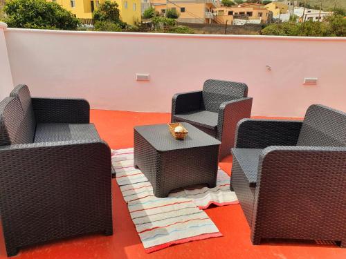 grupa krzeseł i stół na patio w obiekcie V.V JUANA w mieście Valverde