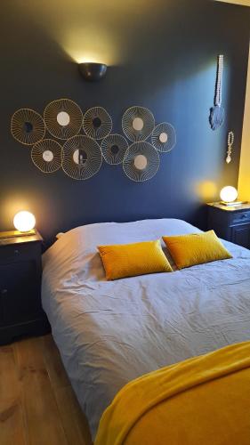 a bedroom with a bed with two lamps on it at Les Appartements du 104 in Saint-Jean-de-Monts