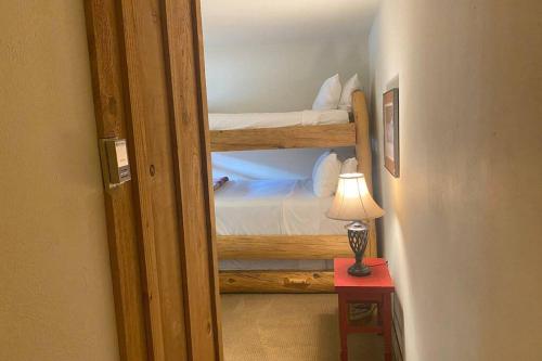 Ένα ή περισσότερα κρεβάτια σε δωμάτιο στο Cozy Apartment, Right in front of Lionshead Gondola