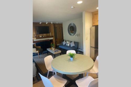 Χώρος καθιστικού στο Cozy Apartment, Right in front of Lionshead Gondola
