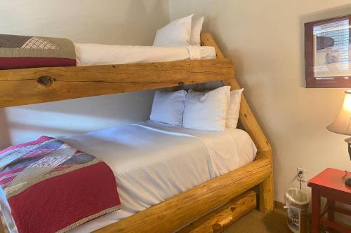 Ένα ή περισσότερα κρεβάτια σε δωμάτιο στο Cozy Apartment, Right in front of Lionshead Gondola