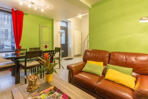 un salon avec un canapé en cuir et une table dans l'établissement BELENA GOLD COAST, à Beaune