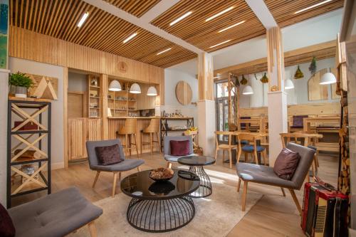 毛茛的住宿－Casa di Pino Eco Lodge，客厅配有桌椅