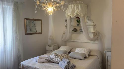 una camera da letto con un letto con uno specchio e un lampadario a braccio di Appartamento incantevole nel centro di Arezzo ad Arezzo