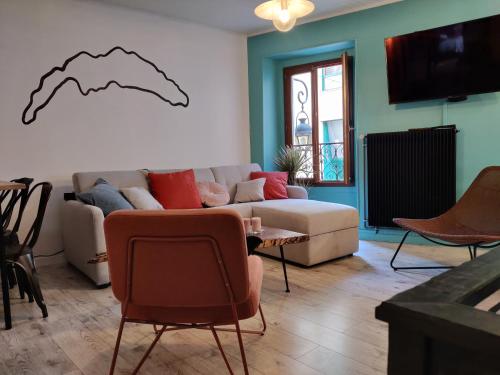 a living room with a couch and a table at Appartement Hyper Centre Evian - Leman Odyssey in Évian-les-Bains