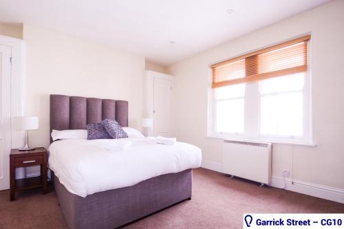 Un dormitorio con una cama grande y una ventana en Stayo Covent Garden, en Londres