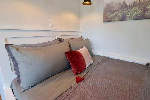 Ένα ή περισσότερα κρεβάτια σε δωμάτιο στο The Franklin Suite at Prince Street Inn