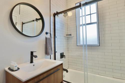 Ένα μπάνιο στο The Franklin Suite at Prince Street Inn