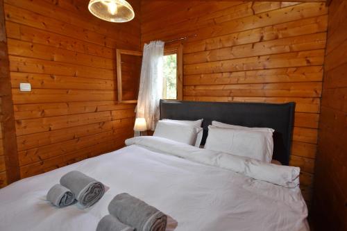 מיטה או מיטות בחדר ב-בקתות בית מאיר אבירים - זמן בריאה