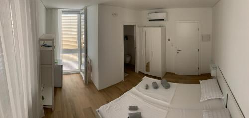 biała sypialnia z dużym białym łóżkiem w obiekcie Studio Apartment Zara w mieście Zadar