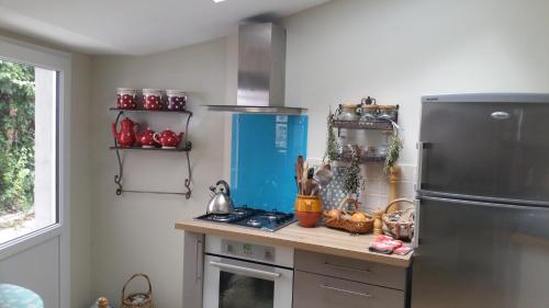 een keuken met een fornuis en een koelkast bij Menhir douarnenez in Douarnenez