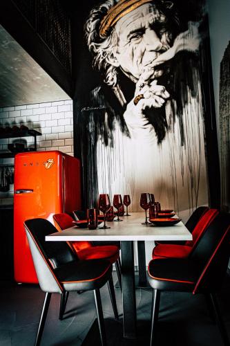 a dining room with a table with chairs and a painting at Boutique Apartments OLD SCHOOL in Söll