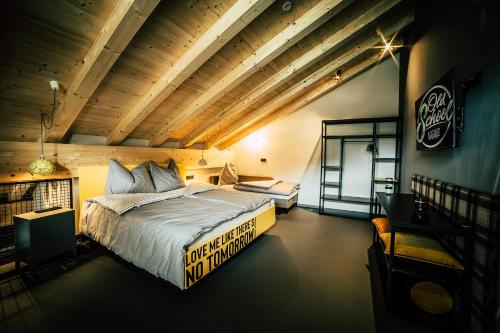 a bedroom with a large bed and a wooden ceiling at Boutique Apartments OLD SCHOOL in Söll