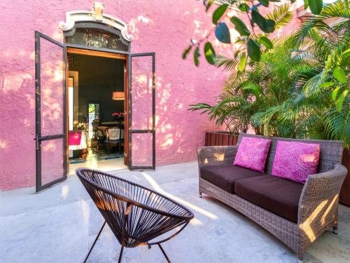 Posezení v ubytování Rosas & Xocolate Boutique Hotel and Spa Merida, a Member of Design Hotels