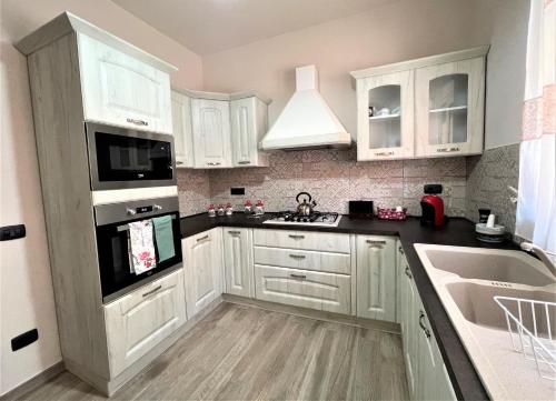 Кухня или мини-кухня в EverGreen House

