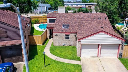 an aerial view of a house with a pool at 1976HoustonGem Luminous PvTPool & HotTub DT20mins for LRG Families 6Beds 2Bath in Houston