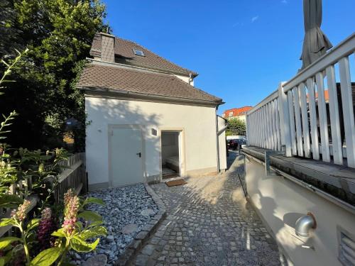 a small white building with a door and a fence at Villa Antonia in Bautzen