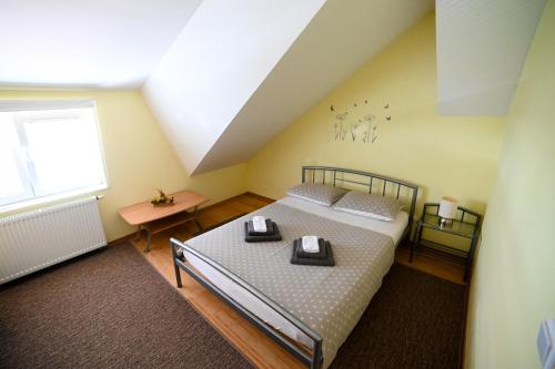 Apartman EMA في فيليكا غوريكا: غرفة نوم بسرير كبير ونافذة