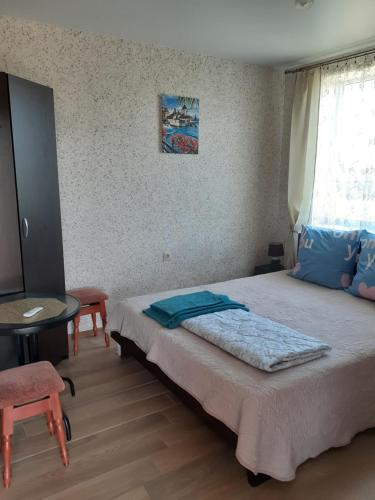 Postel nebo postele na pokoji v ubytování Гостевой дом Уют