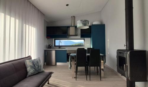 a living room with a table and chairs and a couch at Villa Regadio in Covilhã