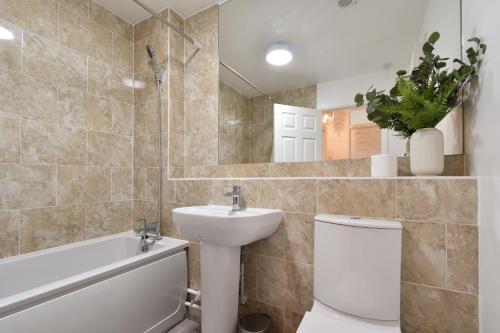 Ένα μπάνιο στο Stylish One Bed Apartment Near Cotswolds RAF
