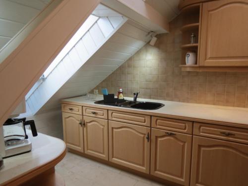 Kitchen o kitchenette sa Penthouse Wolkenstein großzügige Maisonette auf 155 qm mit Whirlpool, Klima & Kamin