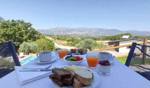 una mesa con un plato de comida y bebidas. en Villa Regadio, en Covilhã