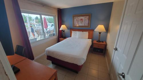 Кровать или кровати в номере Sandbox Motel