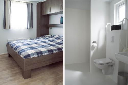 1 dormitorio con cama, aseo y lavamanos en Chaletverhuur-Olmenduin, en Serooskerke