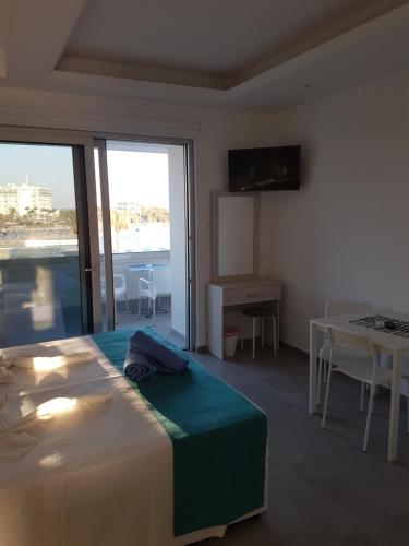 Ένα ή περισσότερα κρεβάτια σε δωμάτιο στο Christopher's Sandy Beach Suites