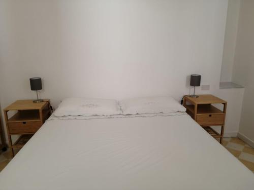 Una cama o camas en una habitación de Antico Mercato Ortigia Apartment