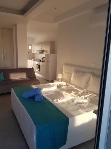 Ένα ή περισσότερα κρεβάτια σε δωμάτιο στο Christopher's Sandy Beach Suites