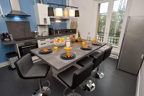 a kitchen with a table with oranges on it at Le Fil Bleu - CENTRE VILLE - ENTIÈREMENT ÉQUIPÉ in Montluçon