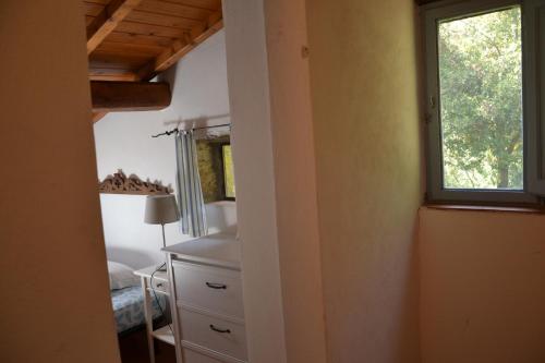um quarto com uma janela e uma cómoda num quarto em casa beatrice em Lucese