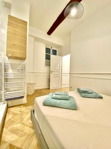 - une chambre avec un lit dans un dortoir doté d'un réfrigérateur dans l'établissement Magnifique 2 pièces en plein cœur du vieux Nice, à Nice