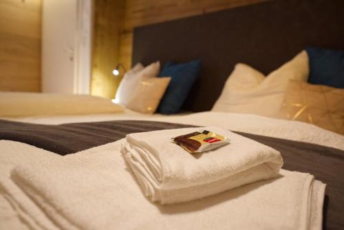 A bed or beds in a room at CityChalet family Bozen