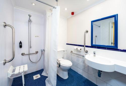 Ett badrum på ibis budget Glasgow Cumbernauld
